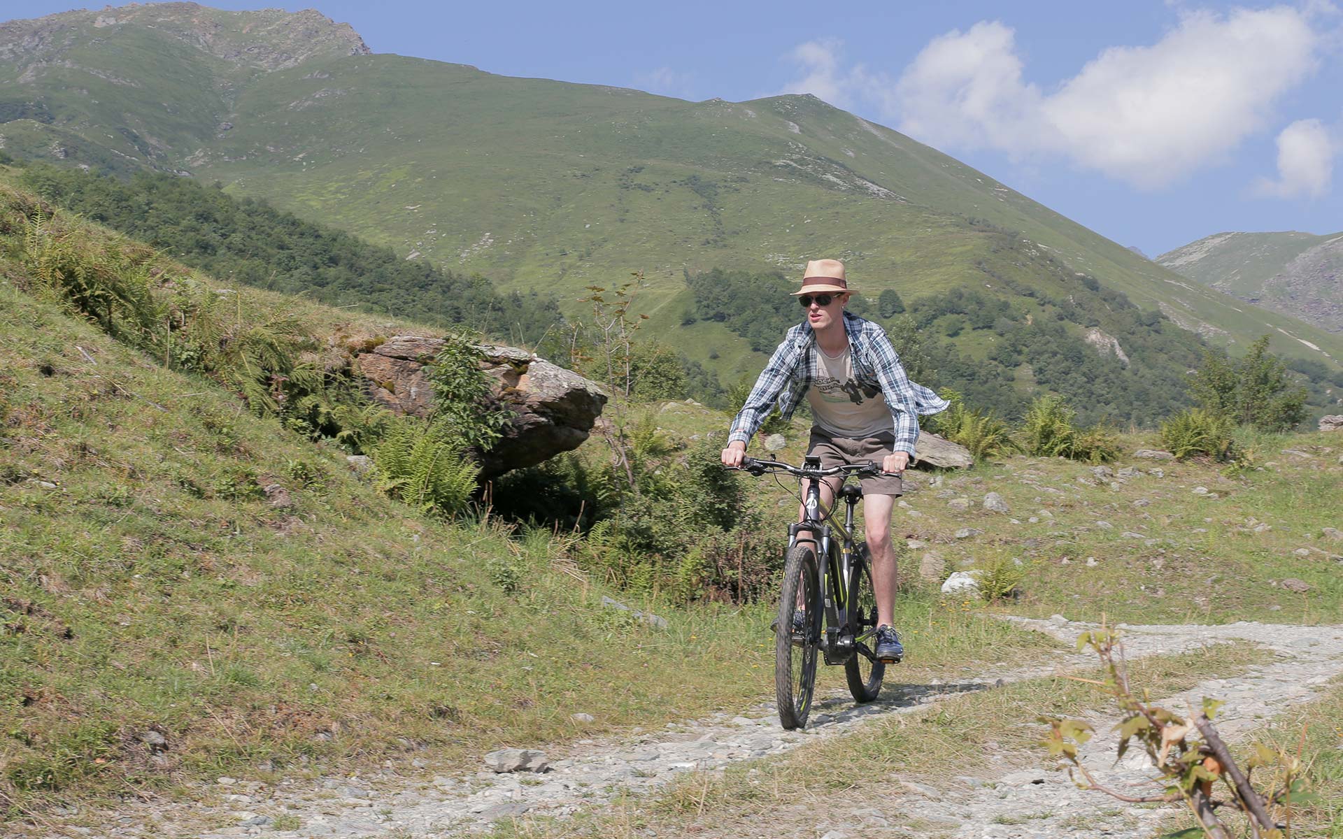 Un ciclista percorre la strada sterrata verso le Bigorie