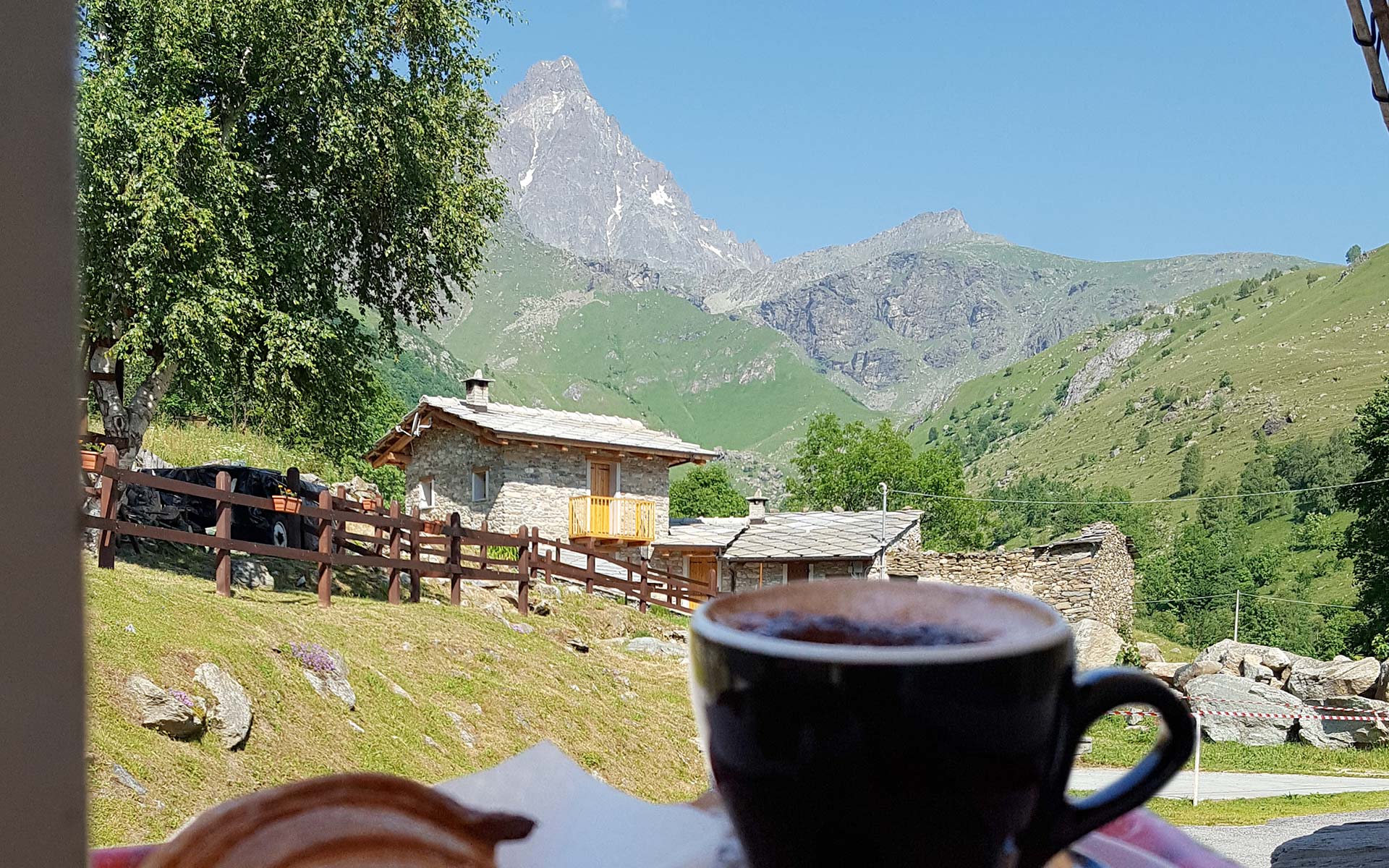 Caffè e croissant con vista sul Monviso
