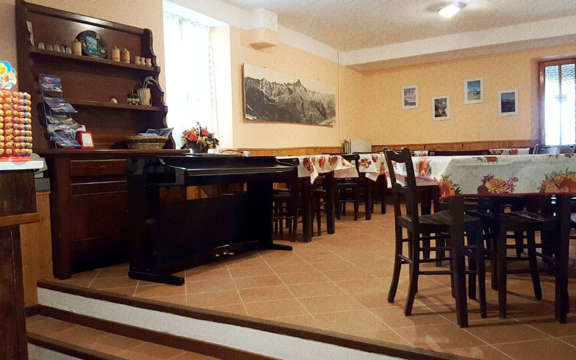 La sala interna del punto di ristoro Le Bigorie
